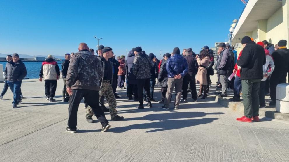 Рибари от цялото Южно Черноморие протестират на пристанището в Поморие.