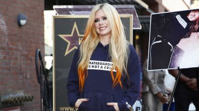 Avril Lavigne изгони гола протестираща от сцената