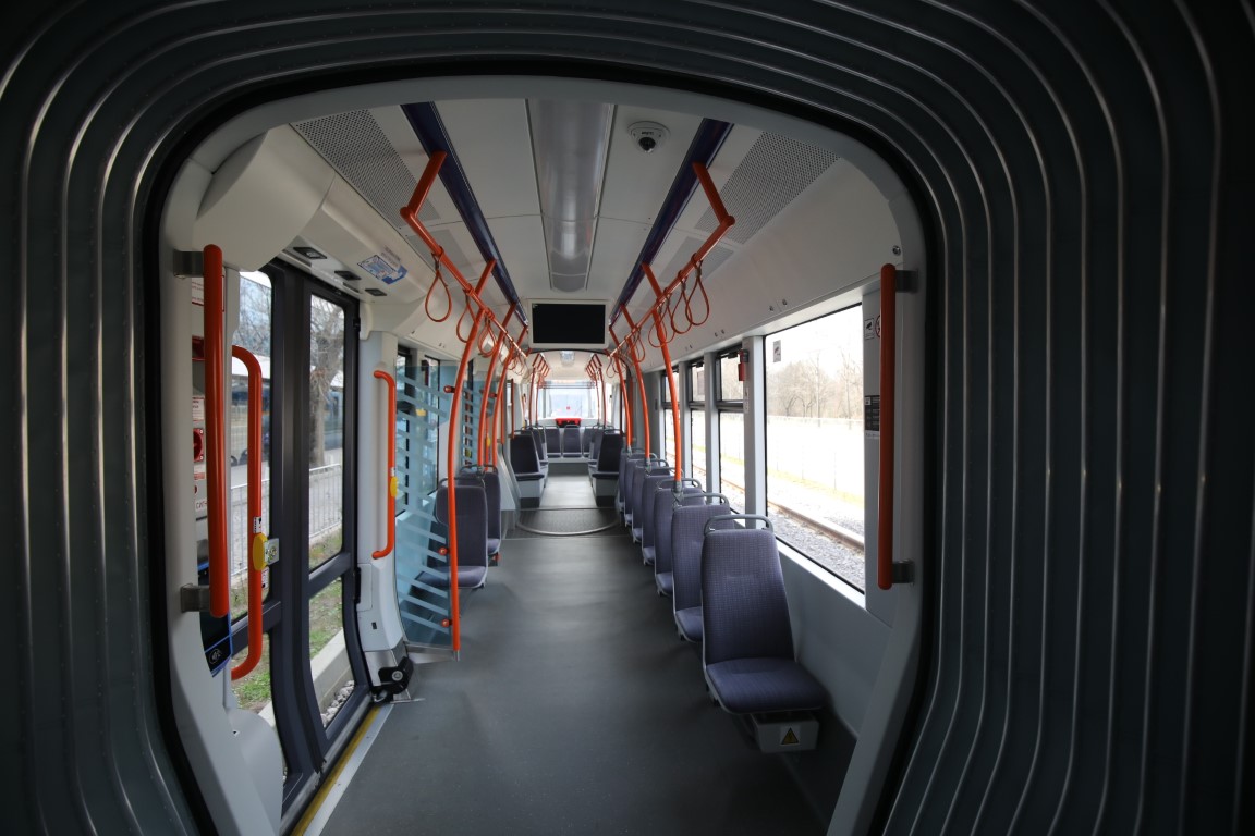 <p>Нови 14 нови нископодови трамваи тръгват в София.</p>
