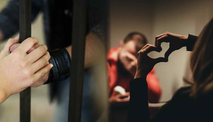 надзирателка - Надзирателка и затворник въртят любов