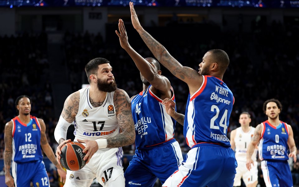 Турският отбор Анадолу Ефес победи драматично с 90:89 (18:24, 24:15,
