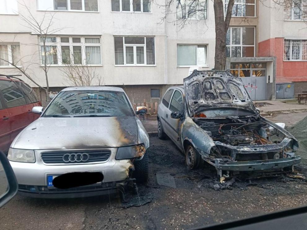 Кола е изгоряла напълно в столичния квартал Люлин в нощта