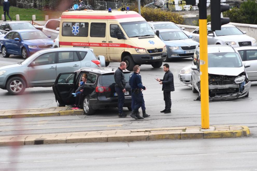 Катастрофа между две леки коли на кръстовището на бул. България