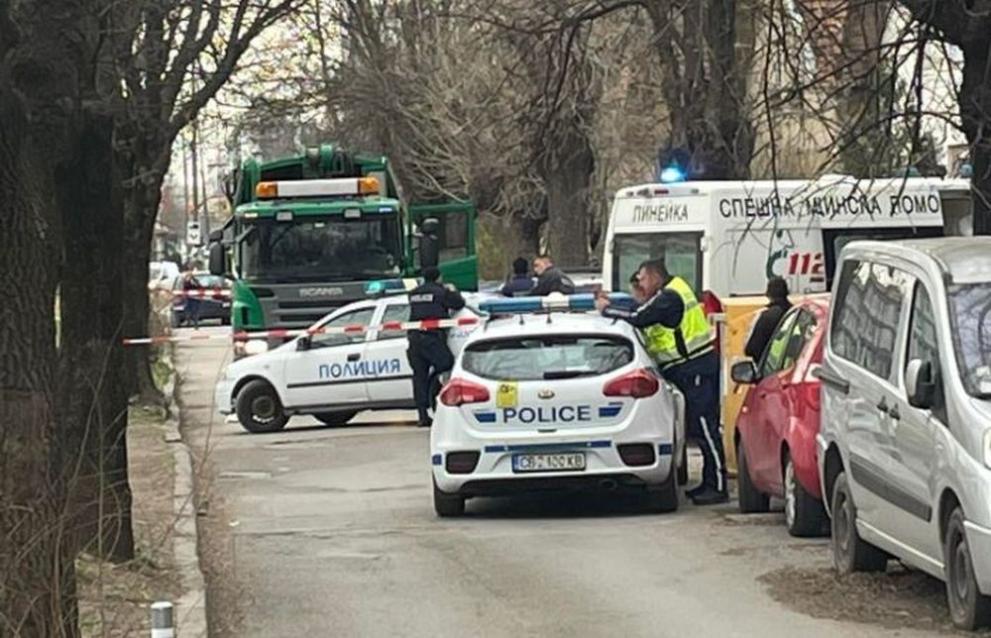 Камион блъсна на заден ход възрастен мъж в столичния ж.к.