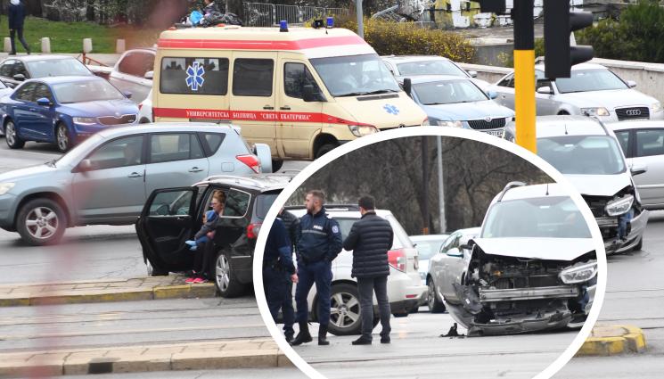 мост на влюбените - ЗРЕЛИЩЕН УДАР: Две коли се халосаха в центъра на София (СНИМКИ)