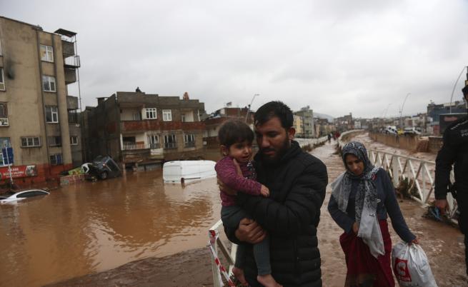 Наводненията в Югоизточна Турция: 14 са загинали и петима са в неизвестност (СНИМКИ)