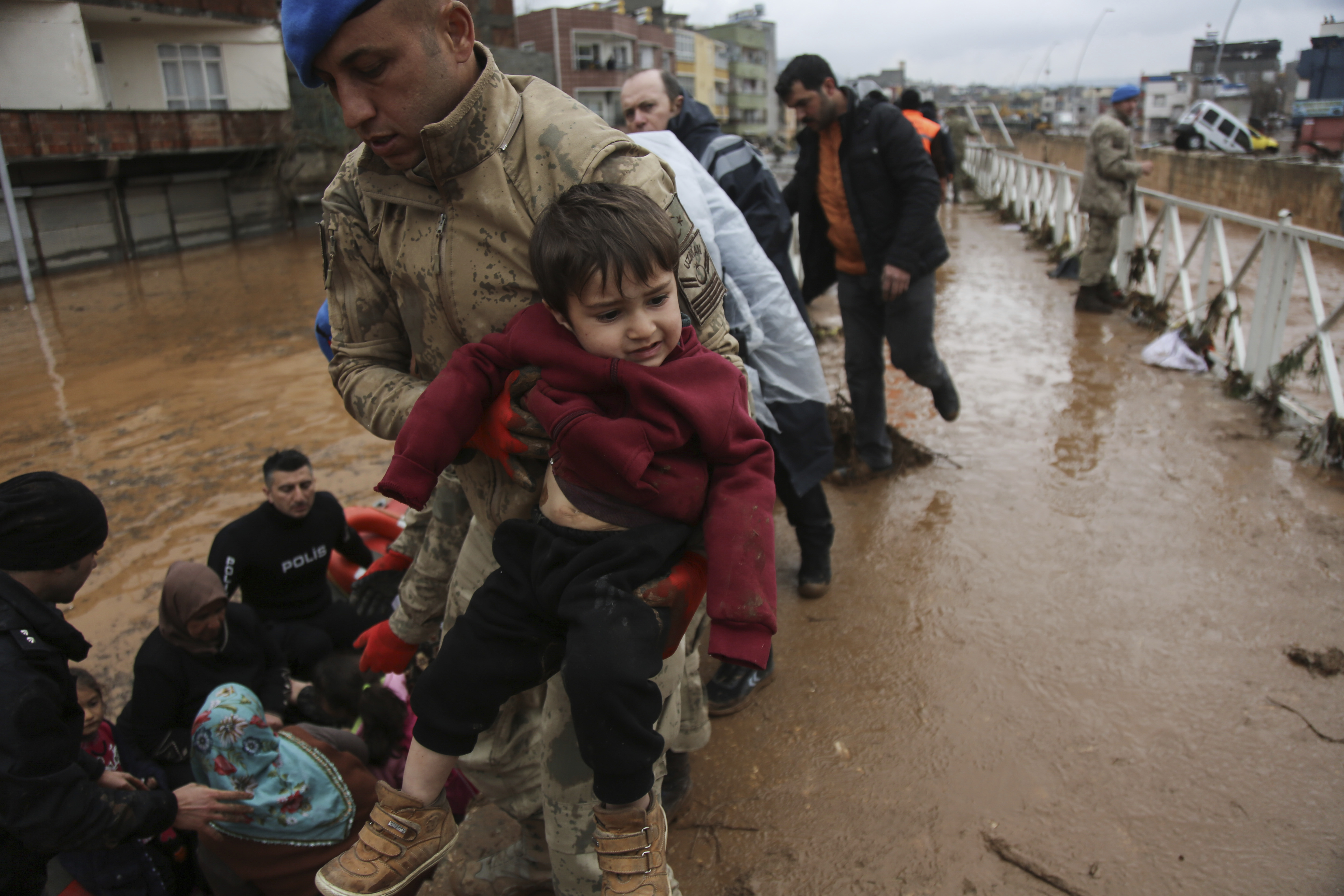 <p>Четиринайсет души са загинали и петима са в неизвестност при наводненията в силно засегнатите от унищожителните земетресения окръзи Шанлъурфа и Адъяман, Югоизточна Турция, съобщи в сряда турският министър на вътрешните работи Сюлейман Сойлу.</p>