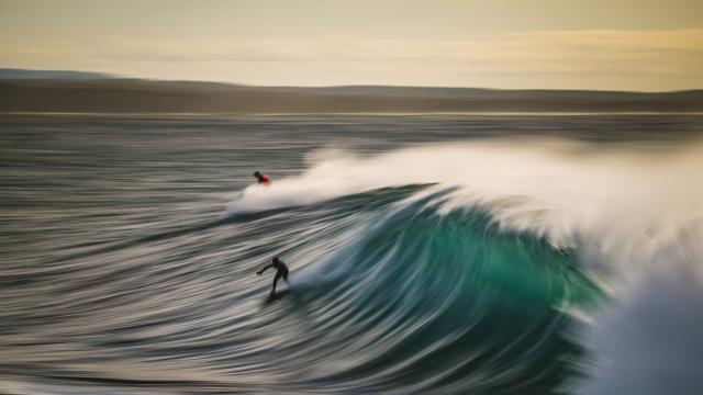 Австралиец постави рекорд за най-дълго каране на сърф (ВИДЕО)