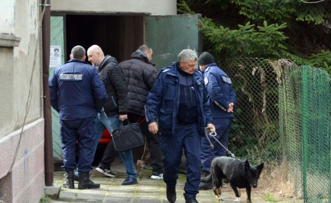 Полиция в Бургас арестува 10 души при акция срещу купуване на гласове и разпространението на наркотици