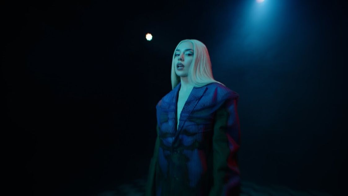 Ava Max представи своя официалното видео към сингъла “Ghost”