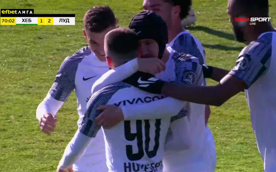 Натискът на гостите се увенча с успех! Левият краен бранител