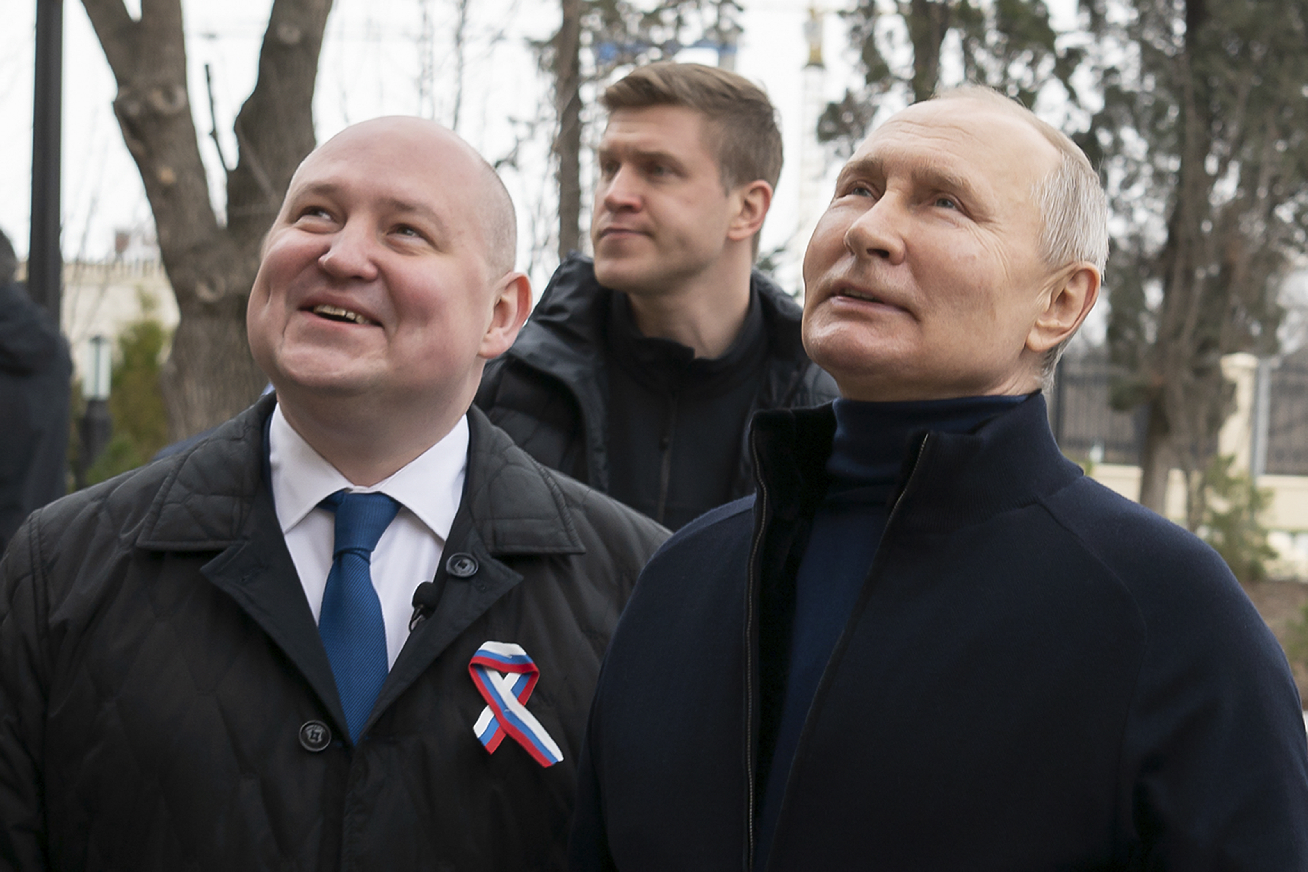 Руският президент Владимир Путин пристигна днес в Крим – в деня на деветата годишнина от анексията на украинския полуостров от Русия през 2014 г.