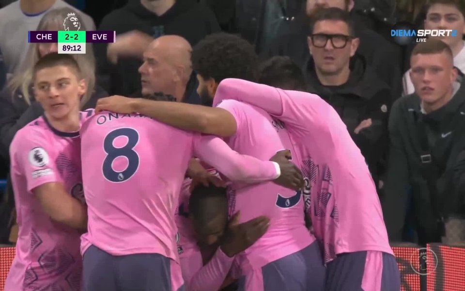 В 90-а минута Елис Симс овладя, а Калиду Кулибали допусна