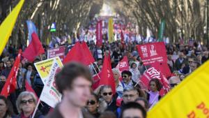 Хиляди протестиращи се стекоха в центъра на Лисабон за да