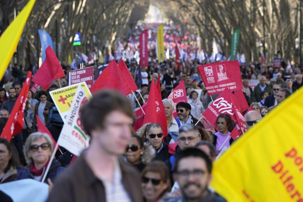 Хиляди протестиращи се стекоха в центъра на Лисабон, за да
