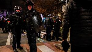 Вчера френската полиция задържа най малко 71 души в Париж по