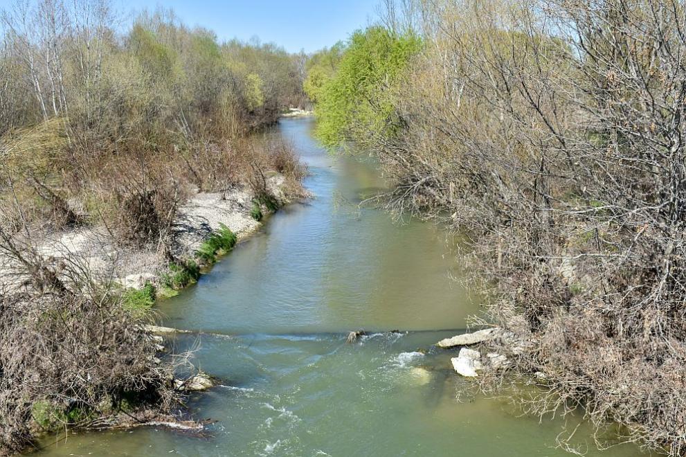До месец ще приключи почистването на коритото на река Стряма
