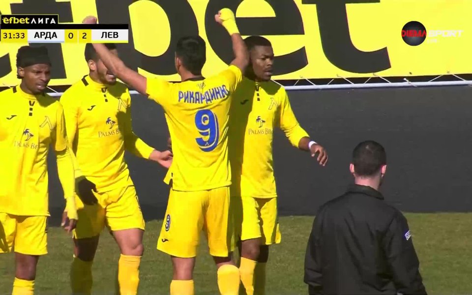 В 32-ата минута Ивелин Попов шутира от дистанция по земя,