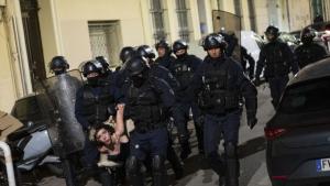 Френският президент Еманюел Макрон обеща снощи да защити депутатите изправени