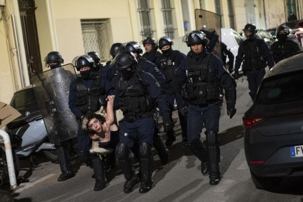 Френският президент Еманюел Макрон обеща снощи да защити депутатите, изправени