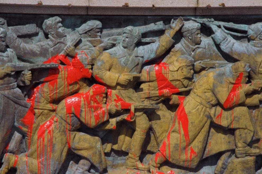 Паметникът на Съветската армия в Бургас отново бе залят с