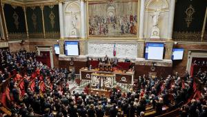 Френското правителство оцеля и при двата вота на недоверие в