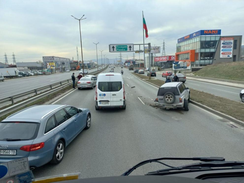 Катастрофа между три автомобила затруднява движението по Околовръсното в София.