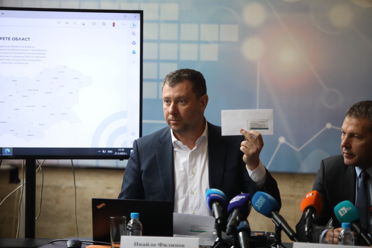 <p>На 2 април след края на изборния ден всеки един избирател ще може да наблюдава броенето на гласовете чрез специална платформа за видеоизлъчване на живо. По този повод се извърши демонстрация за самия процес по видеонаблюдение</p>