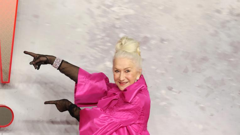  Розова кралица: Хелън Мирън е величествена за лондонската премиера на „ Шазам! Яростта на боговете “ 