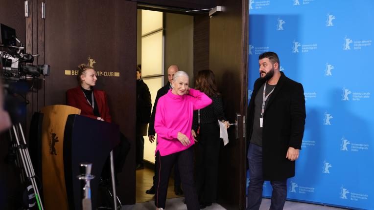  Хелън Мирън е безгрижна в розово за конференция на Берлинале 