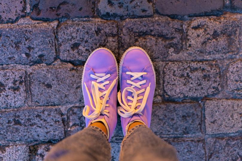 <p align="left"><strong>Изборът на обувки</strong><br />
Проучване, публикувано в Journal of Research in Personality, показва връзката между характера и избора на обувки. Според него тези, които носят удобни и стабилни обувки, обикновено имат приятен и лек характер и обичат да планират действията си. Хората, които предпочитат ботуши, са по-импулсивни и избухват по-лесно. Дамите, които предпочитат високите токчета, действат бързо в кризисни ситуации и умеят да поемат отговорност. Хората, които носят предимно маратонки и кецове, са уверени, целенасочени и много организирани.</p>