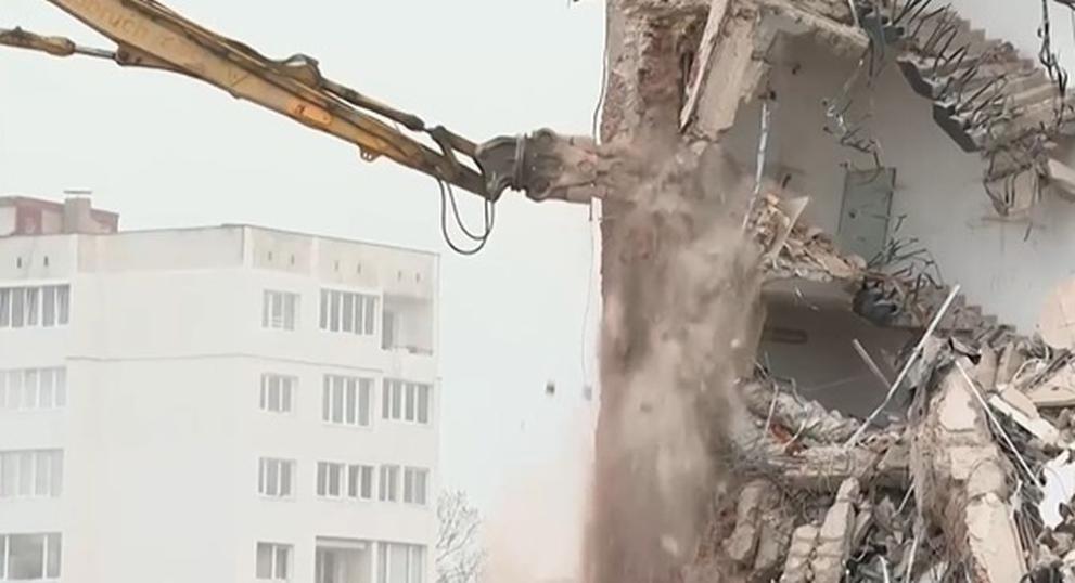 Планирано срутване на стара сграда предизвиква замърсяване на въздуха в
