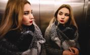Защо в асансьорите има огледала: Вижте странната причина