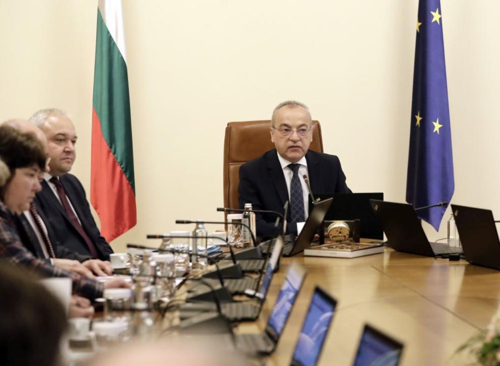 В този час премиерът Гълъб Донев и министърът на финансите