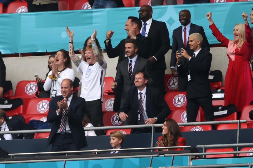 <p>На мача Германия срещу Англия от Европейското първенство по футбол в компанията на Кейт Мидълтън, принц Уилям, принц Джордж, Дейвид Бекъм и др.</p>
