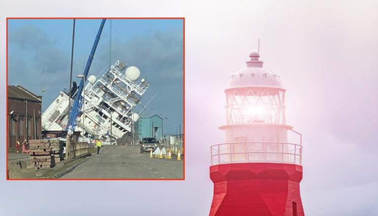 a - ИЗВЪНРЕДНА СИТУАЦИЯ: Ураганни ветрове преобърнаха огромен кораб на пристанище (СНИМКИ)