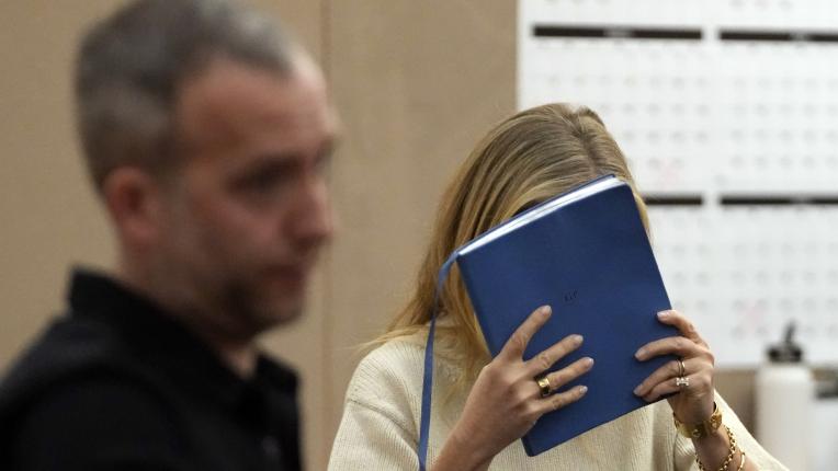  Първа поява на Гуинет Полтроу по делото против нея 