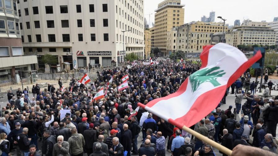 Протестиращи в Ливан опитаха да щурмуват сградата на правителството