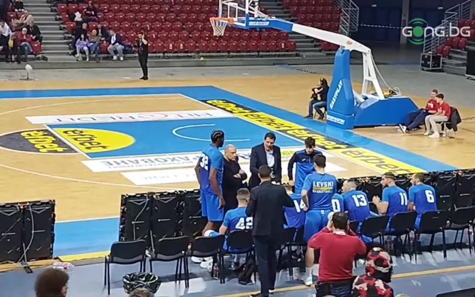 Наставникът на БК Левски дава наставления на своя отбор при