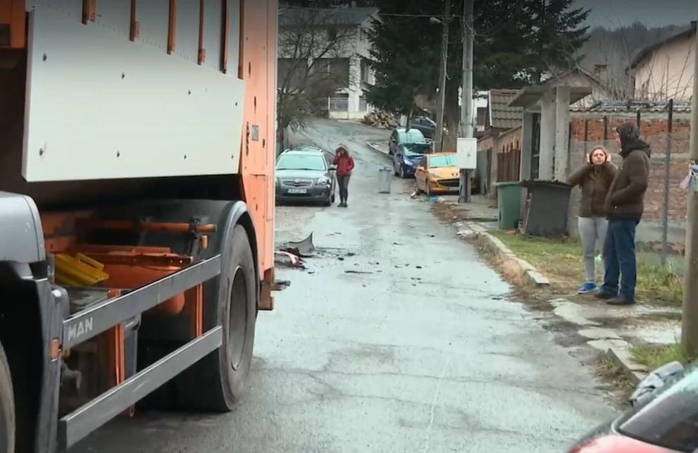Камион за боклукпомете пет паркирали коли във Владая на 22