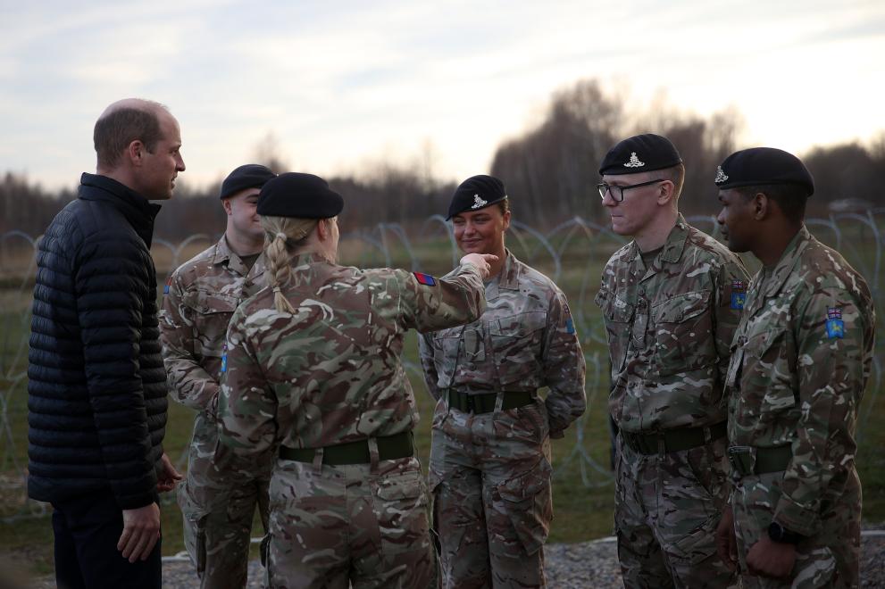 Британският принц Уилям посети британски военнослужещи, разположени в Полша, съобщават