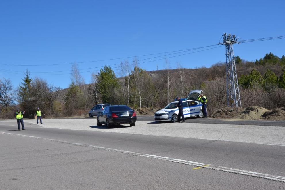 Масови проверки в градовете и малките населени места в област