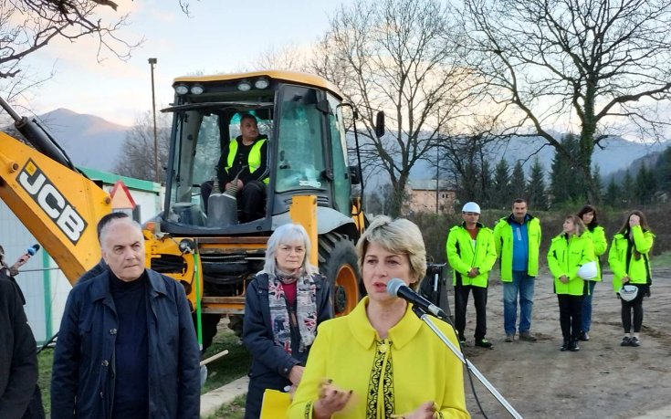 Весела Лечева даде началото на строителството на многофункционална спортна зала в Троян
