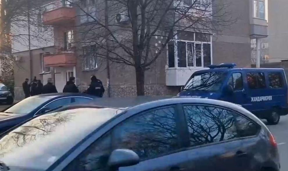 Опасен инцидент, в който бус помете три паркирани коли и