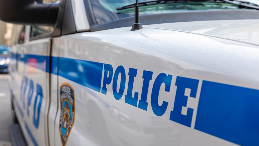 Смело задържане: Полицай се спусна с въже по небостъргач в Ню Йорк, за да спре мъж, заплашил да скочи