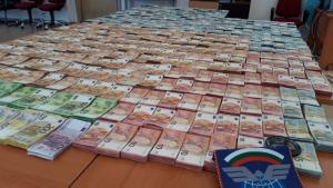 Митничари разкриха рекорден случай на недекларирана валута с левова равностойност