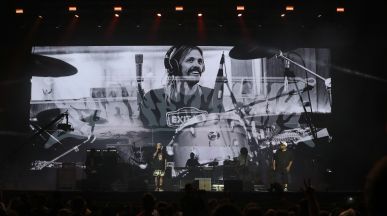100 барабанисти изпълниха “My Hero” в памет на Taylor Hawkins
