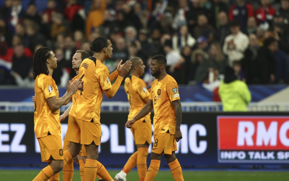 Защитникът Матайс де Лихт и вратарят Барт Вербрюген се присъединиха