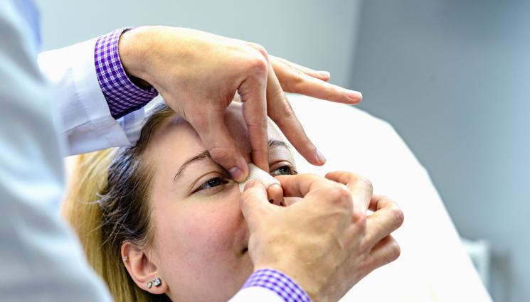 нос - АБИТУРИЕНТСКИ НЕВОЛИ: Майки вирят нови носове за изпращането