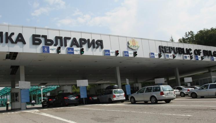 Калотина - НА МИТНИЧАРИТЕ ИМ ПАДНАХА ЧЕНЕТАТА: Спипаха мигрантка, скрита при двигателя на кола (СНИМКИ)